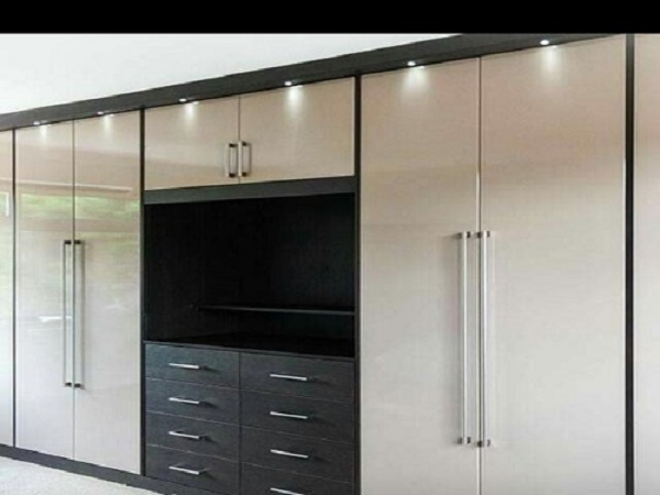 Walk-in wardrobe by Engwave Kitchens
